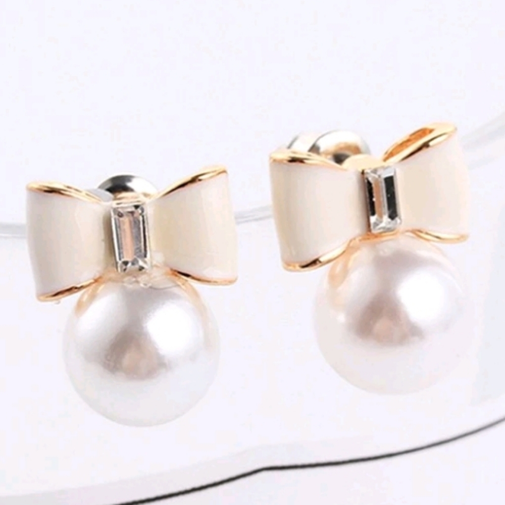 NEW! Chic Pearl & Cream Bow Diamond Baguette Petite Gold Earrings